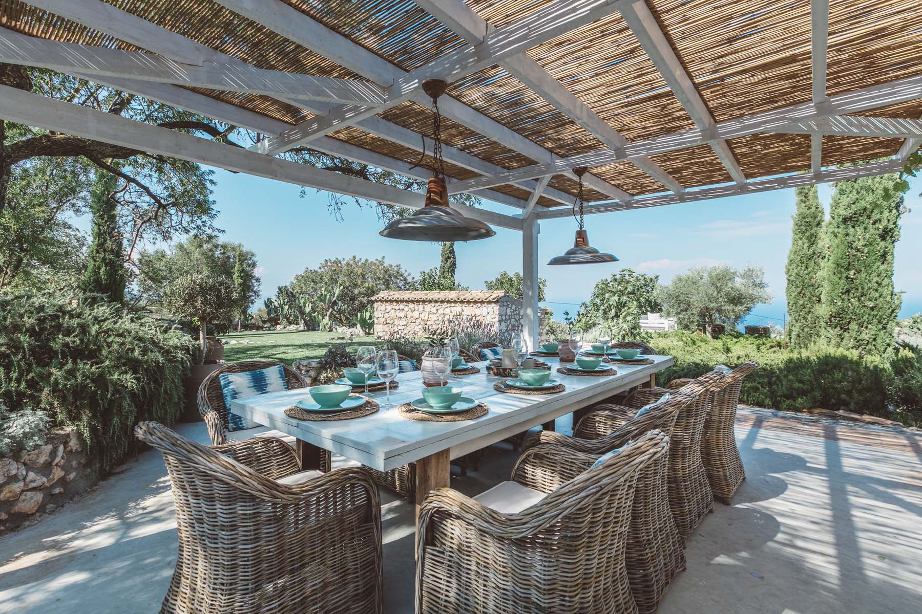 https://www.peligoni.com/wp-content/uploads/2019/12/Copy-of-230618-Peligoni-June-2018-HALCYON-Outdoor-Dining-Table-1.jpg