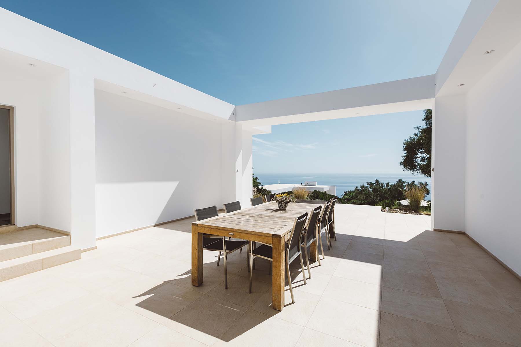 https://www.peligoni.com/wp-content/uploads/2019/12/THE-WHITE-HOUSE-Outdoor-Table.jpg
